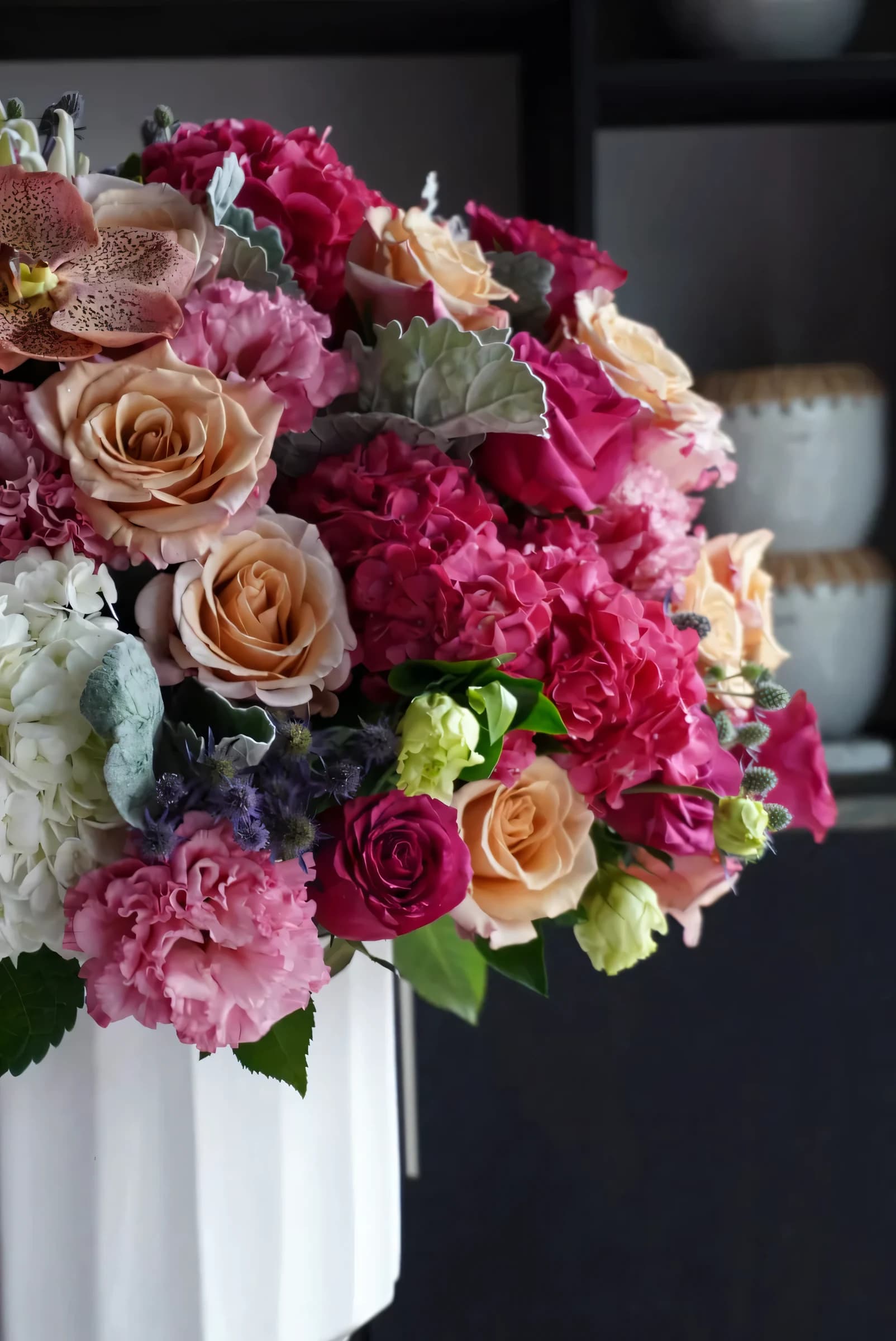 Arreglo de lujo en tonos malva y durazno con hortensia y orquídea