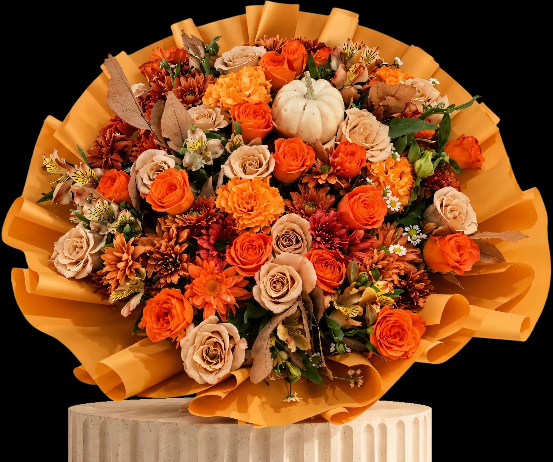 Ramo de otoño de Andrea Garibay con rosas naranjas, rosas capuchino, cempasúchil, crisantemos y follaje seco en papel mostaza sobre un pedestal, con luz de tarde, colección Otoño en flor, florería en León, Guanajuato