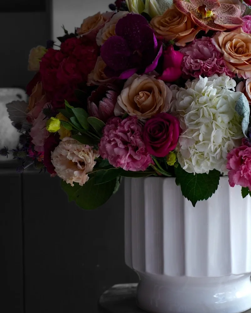 Centro de mesa con rosas y hortensia