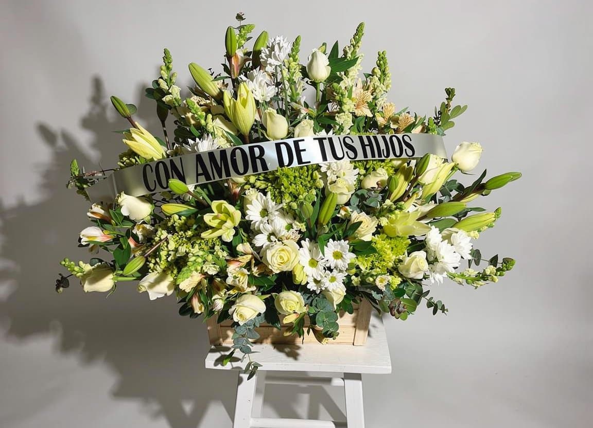 Ofrenda Consuelo | Jardinera Floral Fúnebre — Ofrenda Consuelo – Flores que acompañan en los momentos más difíciles Hay momentos en los que las palabras no son suficientes, pero un