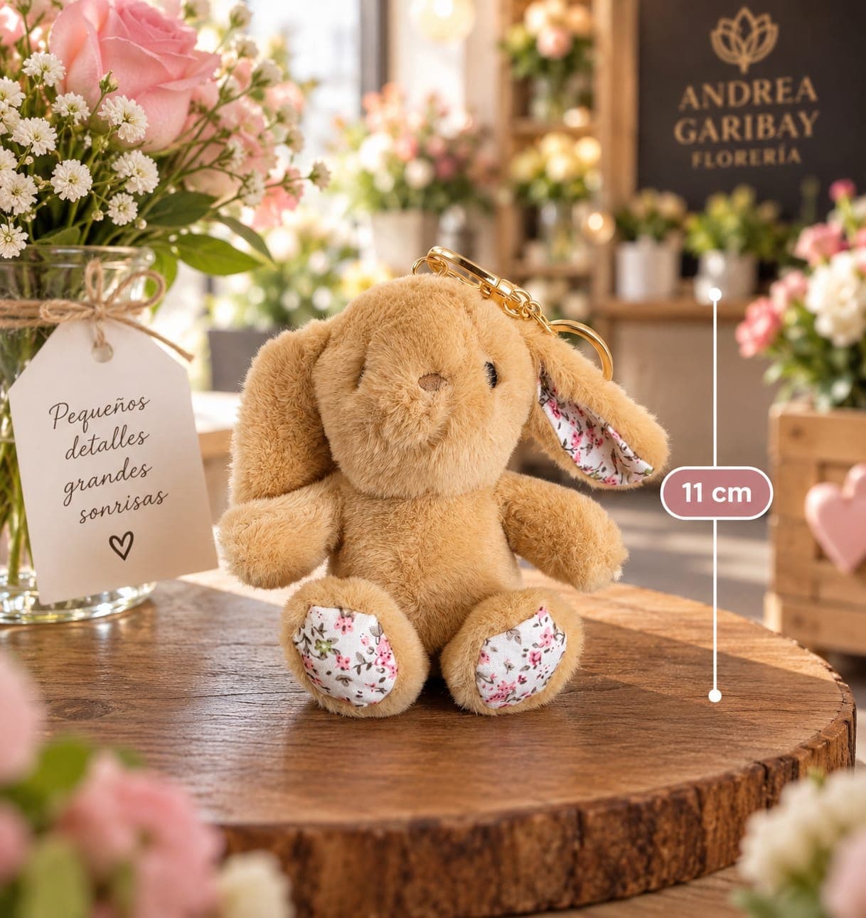 Llavero Conejito de Peluche | 11cm — Llavero Conejito de Peluche – Pequeños detalles, grandes sonrisas
¡Porque los detalles más pequeños también pueden despertar grandes emociones!